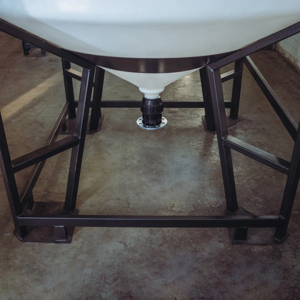 Емкость ЦКТ 5000 л с патрубком 90мм под плотность до 1,5 г/см³ белая в обрешетке с лестницей