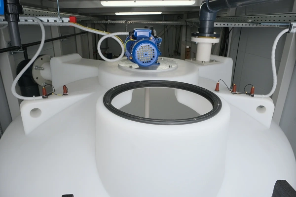 Емкость ЦКТ 3000 л с патрубком 110мм под плотность до 1,5 г/см³ белая в обрешетке с лестницей